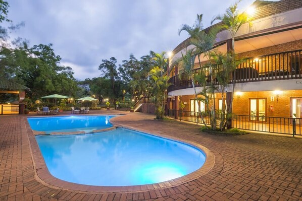 Outdoor pool, sun loungers - Thyme Inn on Greenway (Mbombela)