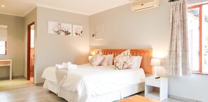 Down comforters, in-room safe, individually decorated - Thyme Inn on Greenway (Mbombela)