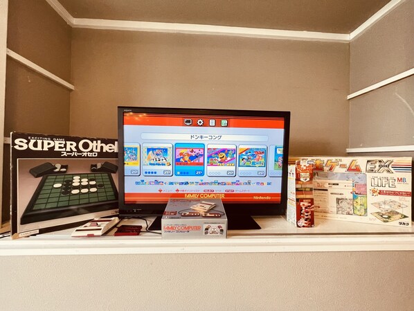 A display of video games and a Family Computer console. - Samurise Daruma (Fujiyoshida)