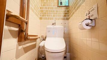 Bañera y ducha independientes y bañera profunda