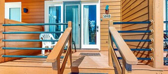 Comfy getaway with mountain views, pool, sauna, hot tub, & rec center