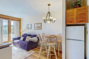 Una televisión, una chimenea, un reproductor de DVD, un futbolín