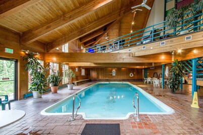 Comfy getaway with mountain views, pool, sauna, hot tub, & rec center