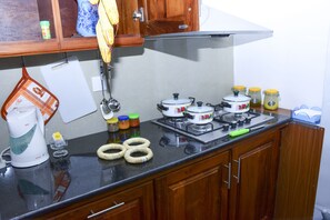 Deluxe Double Room | Shared kitchen | Fridge, microwave, oven, stovetop - Elsy Villa (Negombo)