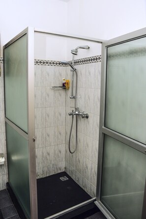 Chambre triple Deluxe | Salle de bain | Douche, douche cascade, articles de toilette (gratuits)