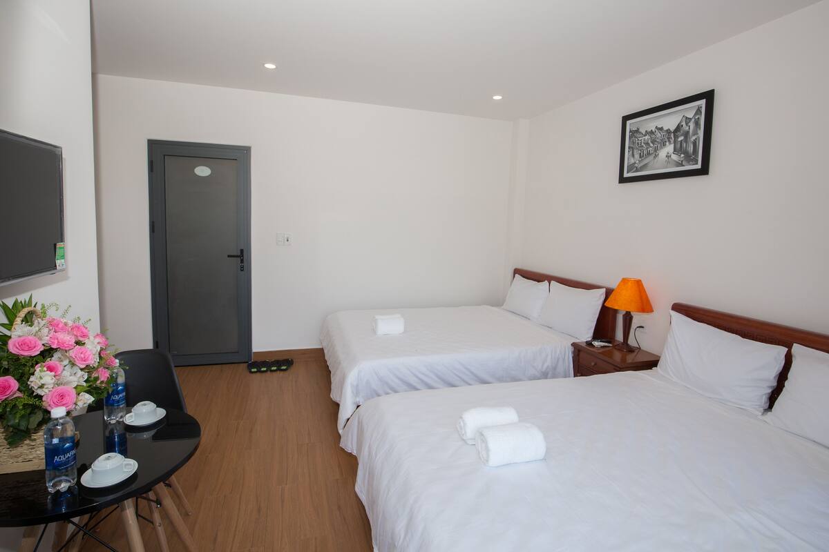 Minibar, iron/ironing board, free WiFi, bed sheets