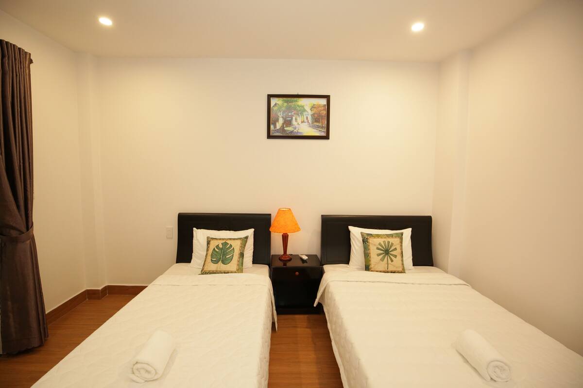 Minibar, iron/ironing board, free WiFi, bed sheets