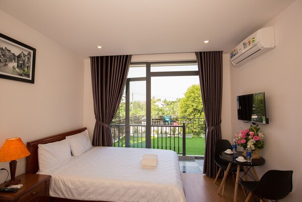 Deluxe Double Room, Balcony | Living room | Flat-screen TV