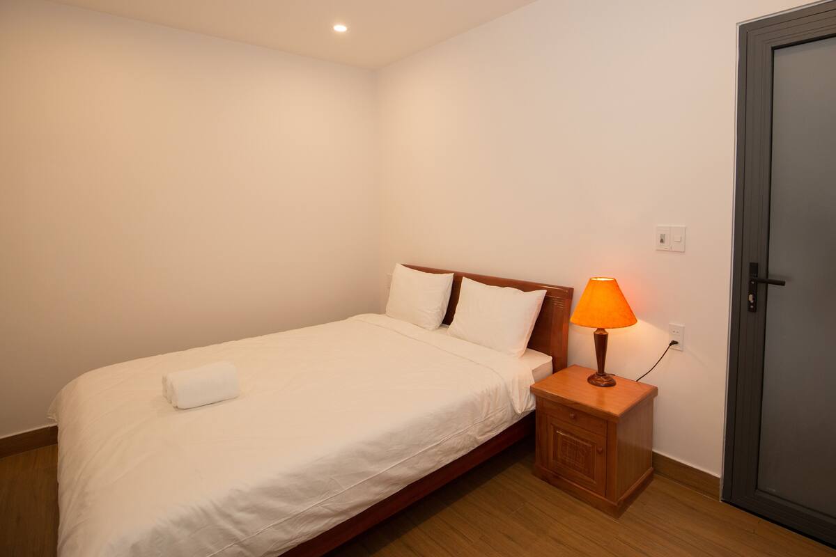 Minibar, iron/ironing board, free WiFi, bed sheets