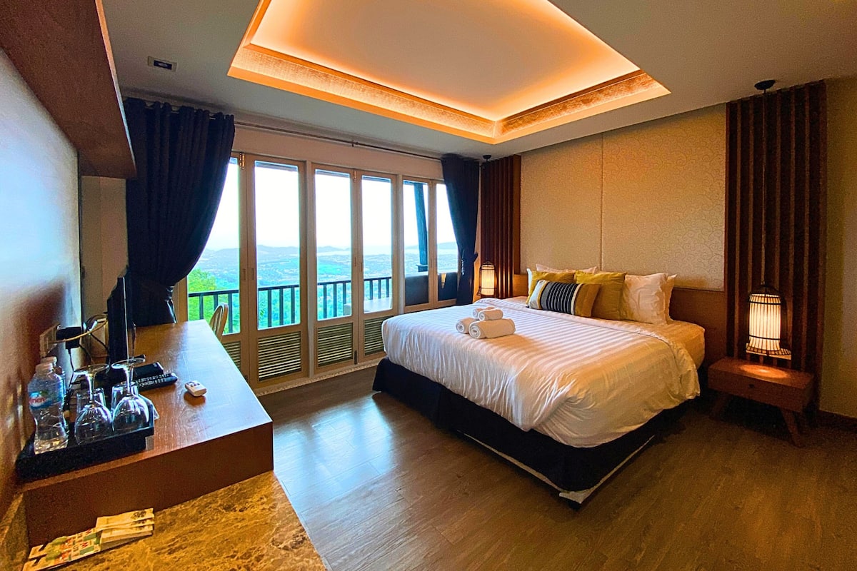 Tropical Room | Minibar, in-room safe, desk, free WiFi