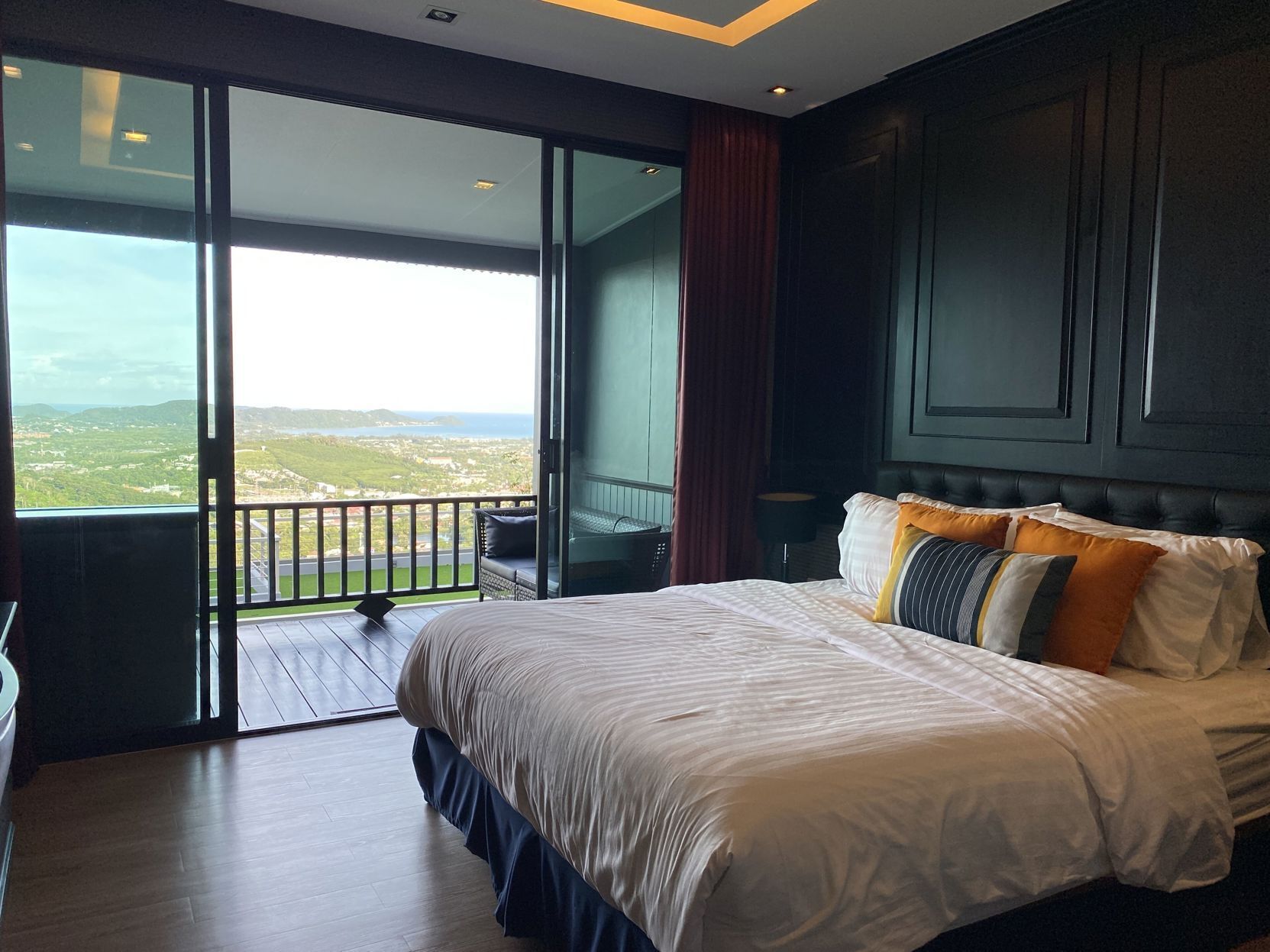 Minibar, in-room safe, desk, free WiFi