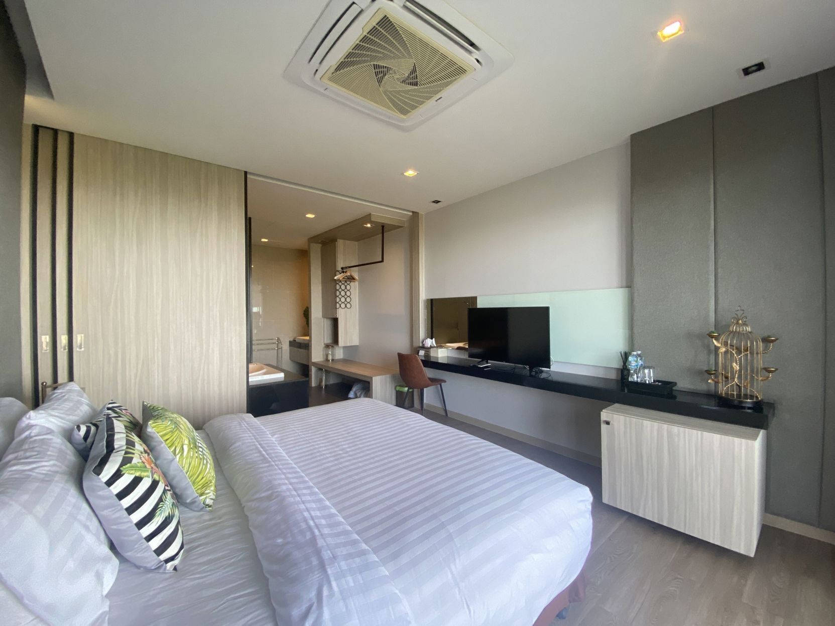 Minibar, in-room safe, desk, free WiFi