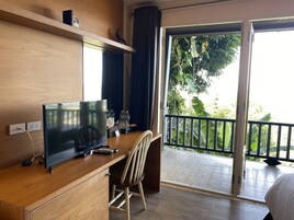 Tropical Room | Minibar, in-room safe, desk, free WiFi
