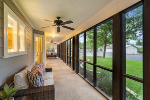 Terrace/patio - The Live Oak Haus (Sleeps 19) - 6 Bed | 6 Bath | Pool + Hot Tub + Fire Pit (Fredericksburg)