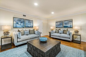 Smart TV, fireplace, Netflix, Hulu