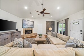 Smart TV, fireplace, Netflix, Hulu