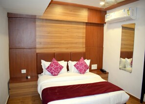 Deluxe Room | In-room safe, rollaway beds, free WiFi, bed sheets - Hotel Palak Palace (Ahmedabad)
