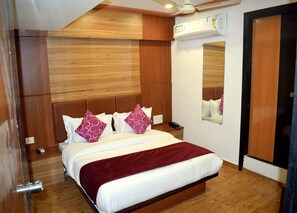 Deluxe Room | In-room safe, rollaway beds, free WiFi, bed sheets - Hotel Palak Palace (Ahmedabad)