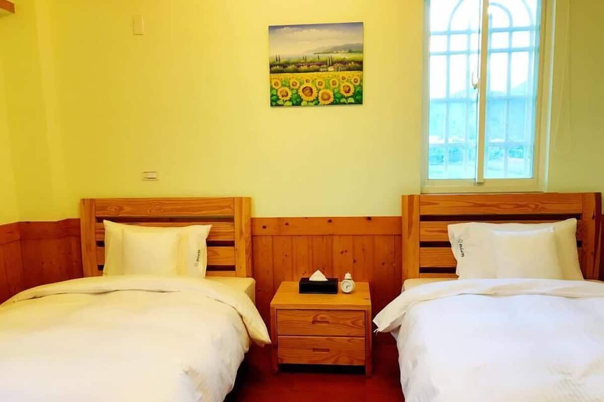 Minibar, escritorio, wifi gratis y ropa de cama