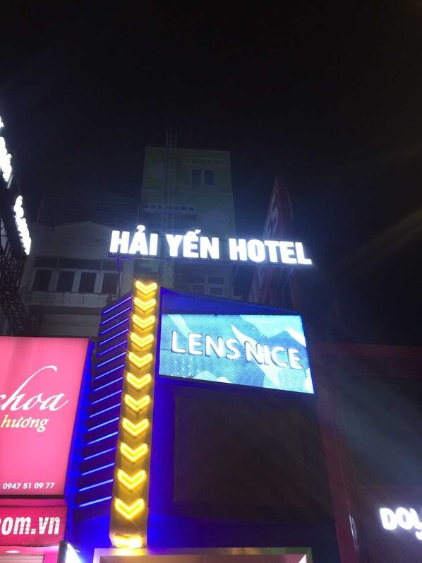 A hotel sign with 'HÀI YÊN HOTEL' and a digital display for 'LENS NICE'.