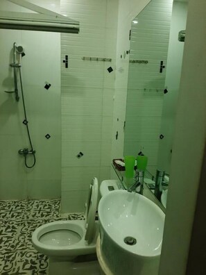 Habitación básica doble | Baño | Ducha, zapatillas, toallas y jabón