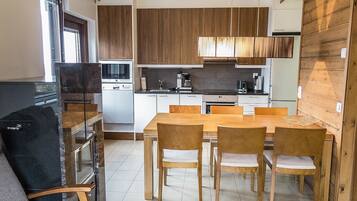 Fridge, microwave, dishwasher, cookware/dishes/utensils