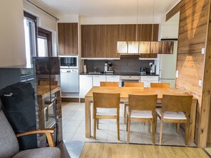 Kühlschrank, Mikrowelle, Geschirrspüler, Kochgeschirr/Geschirr/Besteck