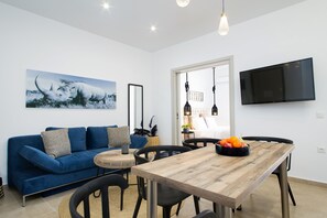 Flat-screen TV - Modern Bohemian Style Sun-Splashed Loft (Athens)