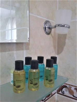 Combined shower/tub, deep soaking tub, hair dryer, slippers - Hotel Elegances (Bursa)