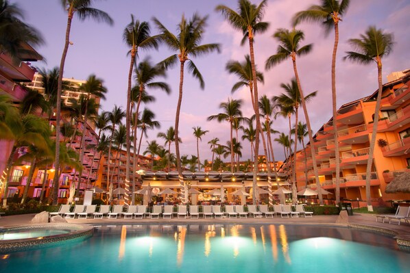 حمّام سباحة خارجي، حمّام سباحة مُدفَّأ