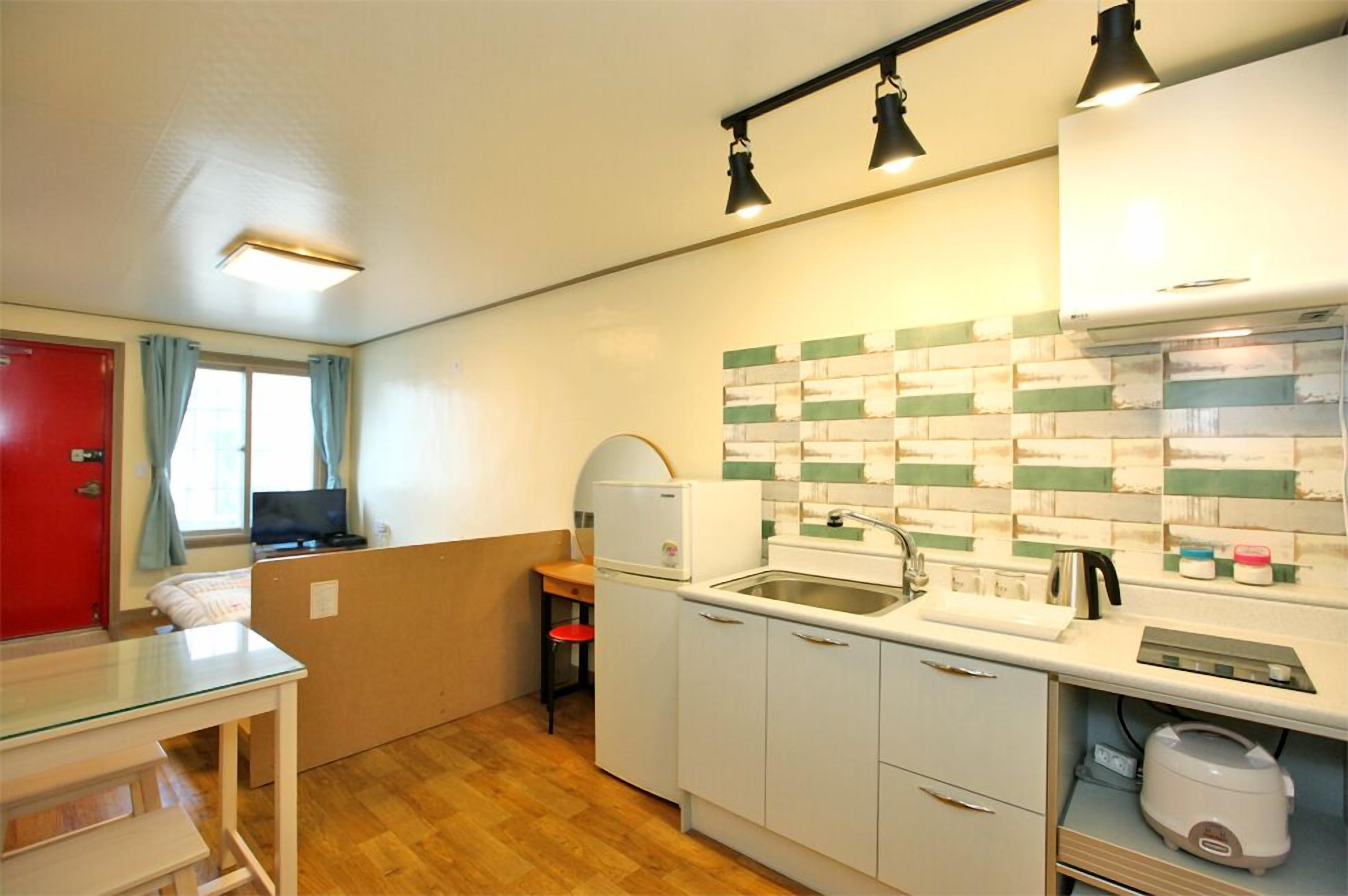 Room (Bed 2) | Private kitchenette | Fridge, microwave, stovetop, rice cooker