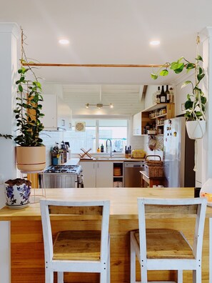 Fridge, oven, dishwasher, electric kettle - Beach Shack on Taits (Barwon Heads)