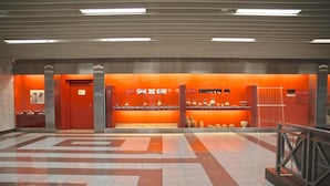 Un hall d’entrée spacieux, doté d’un sol carrelé et d’une exposition centrale de poteries.