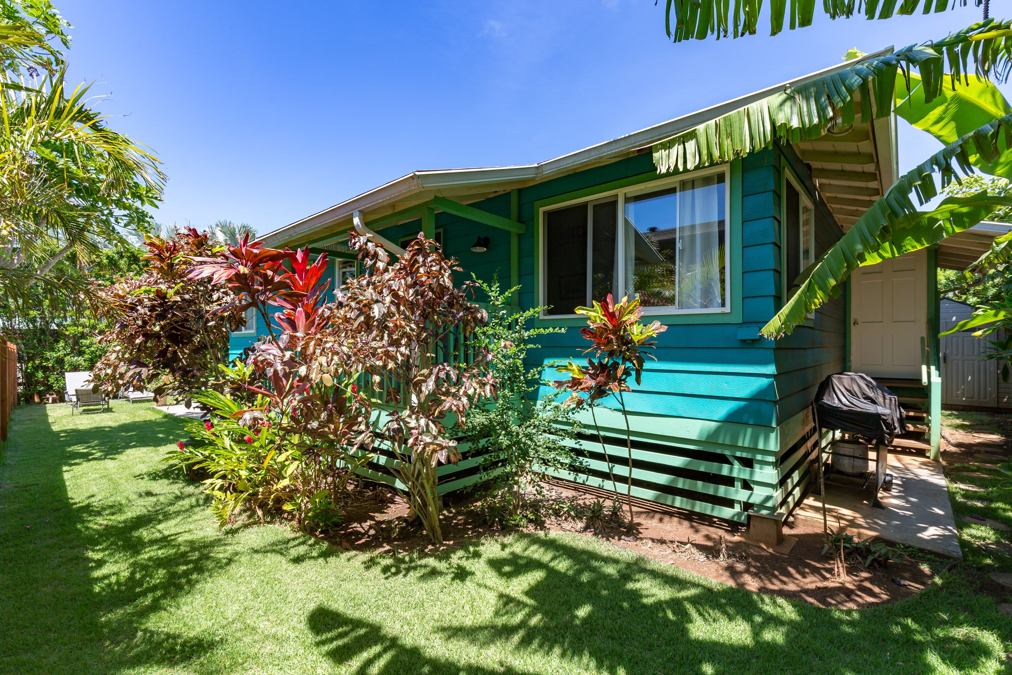 Charming Beach Cottage by Mama's Beach