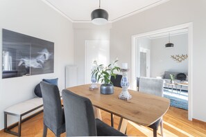 Apartamento, 2 quartos | Opções para refeição no quarto