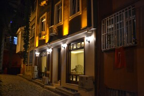 Front of property – evening/night - Constantinopolis Hotel (Istanbul)