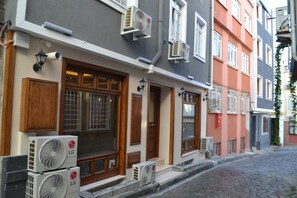 Una hilera de edificios residenciales con unidades de aire acondicionado.