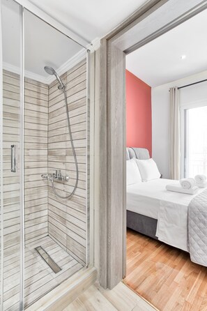 Apartment, 2 Bedrooms | Bathroom | Separate tub and shower, hair dryer, towels, toilet paper