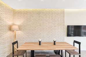 Apartamento, 2 quartos | Opções para refeição no quarto