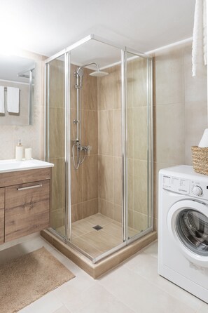 Apartamento | Banheiro | Chuveiro, secador de cabelo, toalhas de banho, sabonete