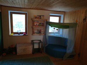 4 bedrooms, in-room safe, travel cot, free WiFi