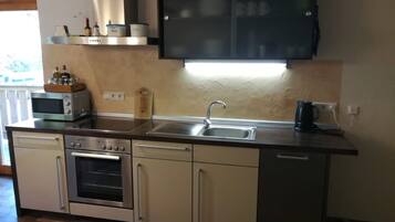 JÀÀkaappi, mikroaaltouuni, uuni, liesi