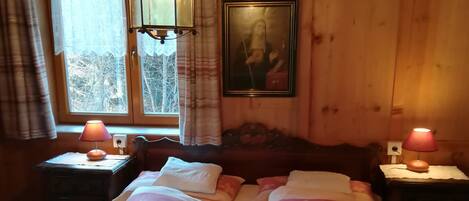 4 عدّة غرف نوم وخزنة داخل الغرفة وسرير سفر وواي فاي مجانًا