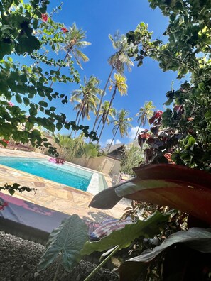 Piscine extérieure, chaises longues