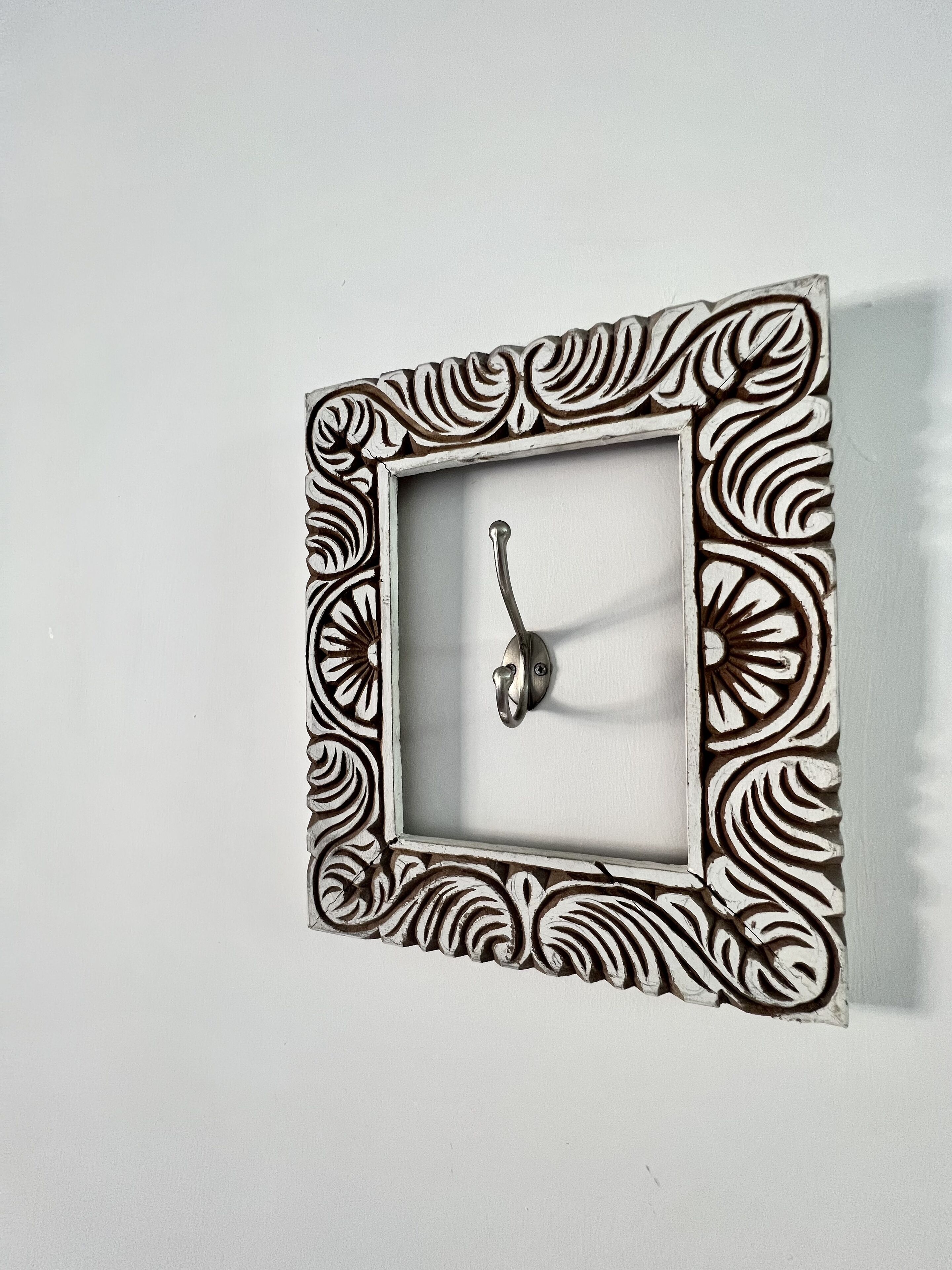 Un reloj de pared con un marco ornamentado y detallado.
