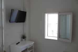 Chambre triple (n°4) | Décor unique, ameublement unique, bureau, système d’insonorisation