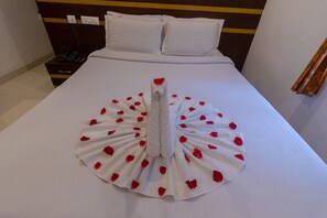 Habitación Deluxe, 1 habitación | Ropa de cama hipoalergénica, caja fuerte, wifi gratis