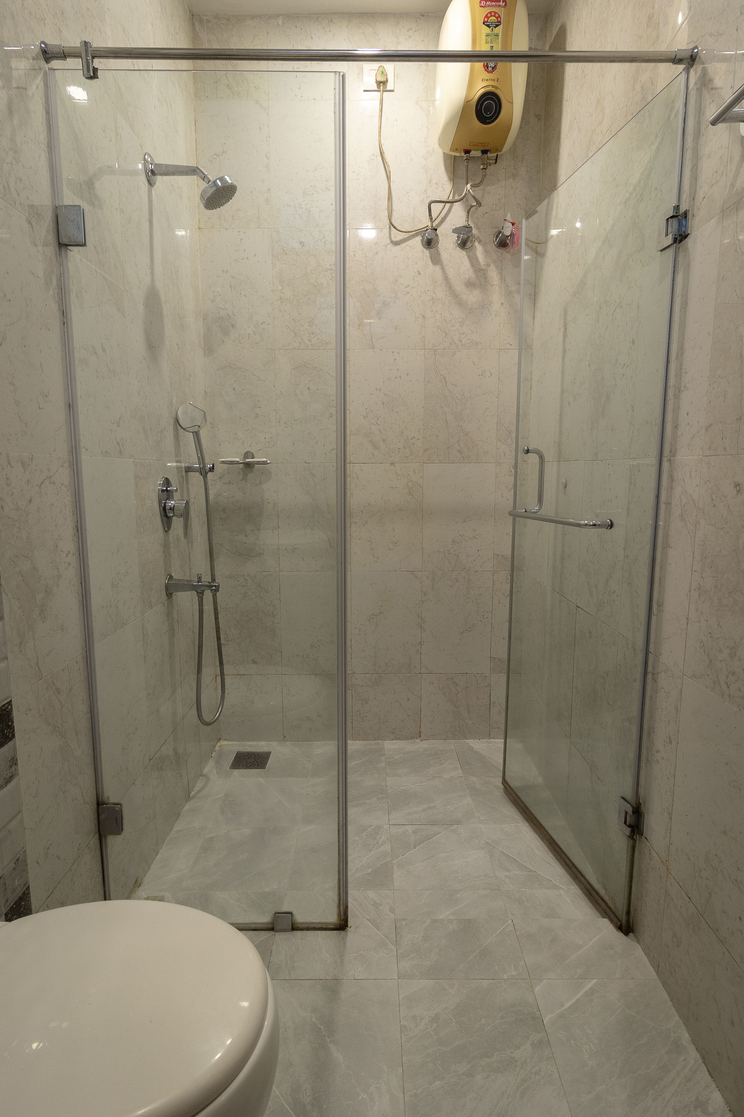 Deluxe Room, 1 Bedroom | Bathroom | Shower, free toiletries, towels, soap