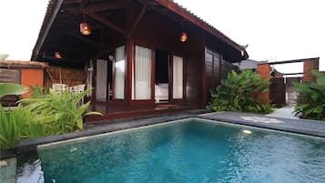 Utomhuspool och infinity-bassÀng