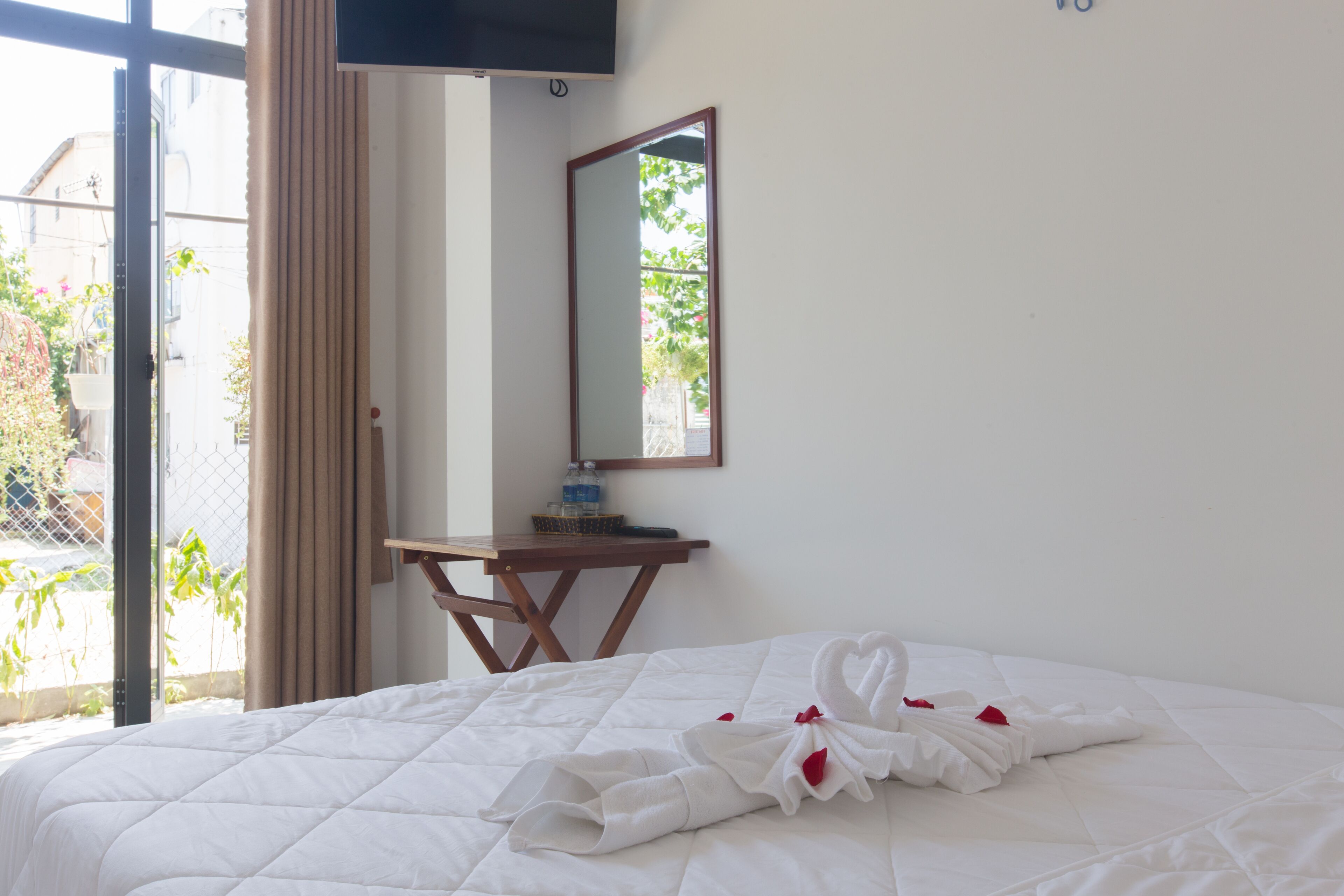 高级房 | 客厅 | 32-英寸智能电视 （配备有线频道）、电视